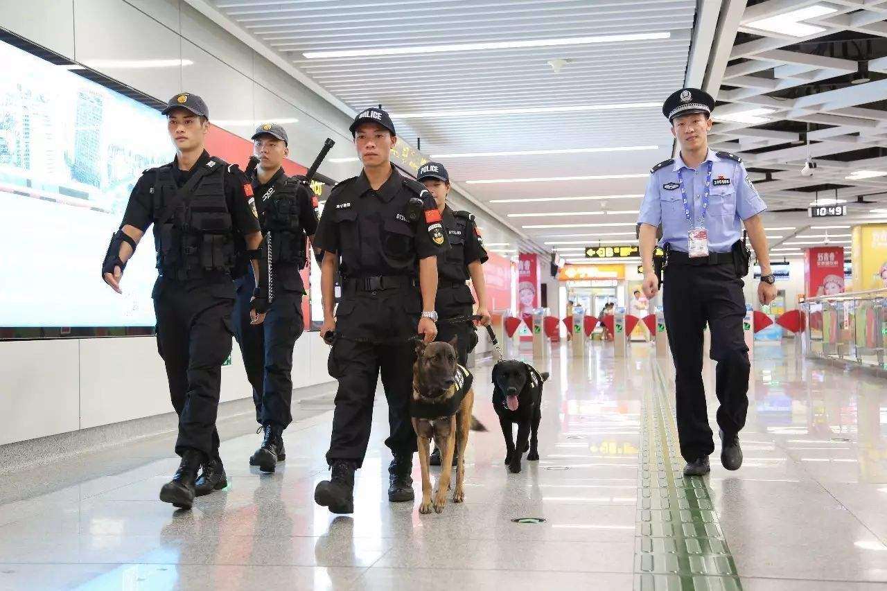 地铁安检员与乘客情景对话